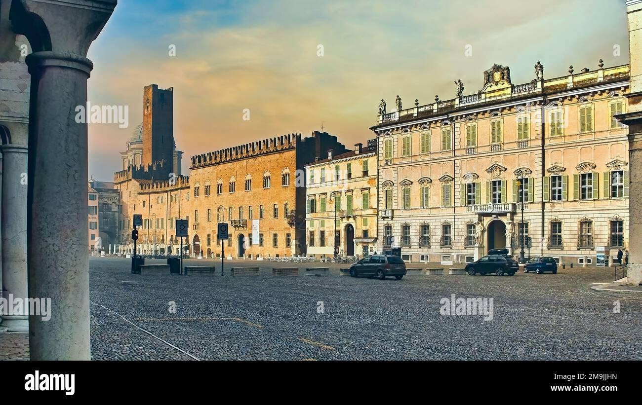 Mantova, Lombardia, Italia. Vista mattutina sulla medievale Piazza Sordello, dominata da importanti edifici storici. Foto Stock