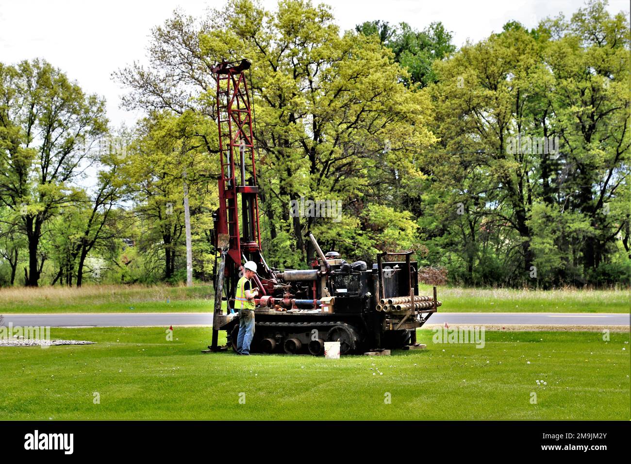 I contraenti utilizzano una macchina di perforazione per prelevare campioni di terreno il 19 maggio 2022, per progetti di costruzione futuri a Fort McCoy, Wisconsin. Il lavoro è stato completato vicino al McCoy's Community Center nella zona di cantonment a Fort McCoy. Lavori come questo sono coordinati dalla direzione dei lavori pubblici di Fort McCoy. Foto Stock