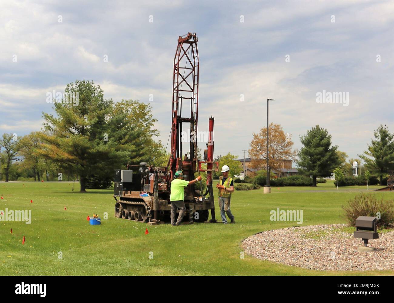 I contraenti utilizzano una macchina di perforazione per prelevare campioni di terreno il 19 maggio 2022, per progetti di costruzione futuri a Fort McCoy, Wisconsin. Il lavoro è stato completato vicino al McCoy's Community Center nella zona di cantonment a Fort McCoy. Lavori come questo sono coordinati dalla direzione dei lavori pubblici di Fort McCoy. Foto Stock