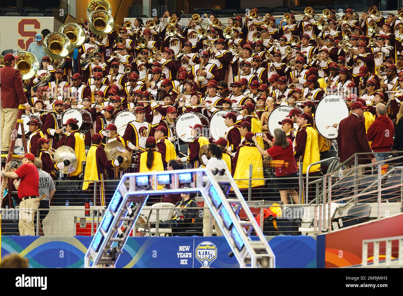 La Southern California Trojans band suona in anteprima al Goodyear Cotton Bowl Classic 87th all'AT&T Stadium lunedì 2 gennaio 2023 ad Arlington, Texas. Foto Stock