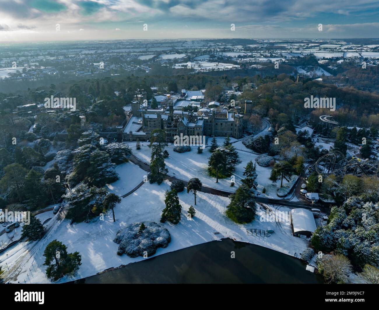 Neve coperta Alton Towers Aerial Drone Beautify Parco a tema Foto Foto Stock