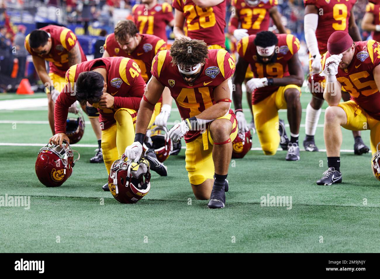 Trojans della California del sud che corrono indietro Brandon Outlaw (41) dice una preghiera prima del classico di Bowl di cotone di Goodyear 87th all'AT&T Stadium Lunedi, Janu Foto Stock