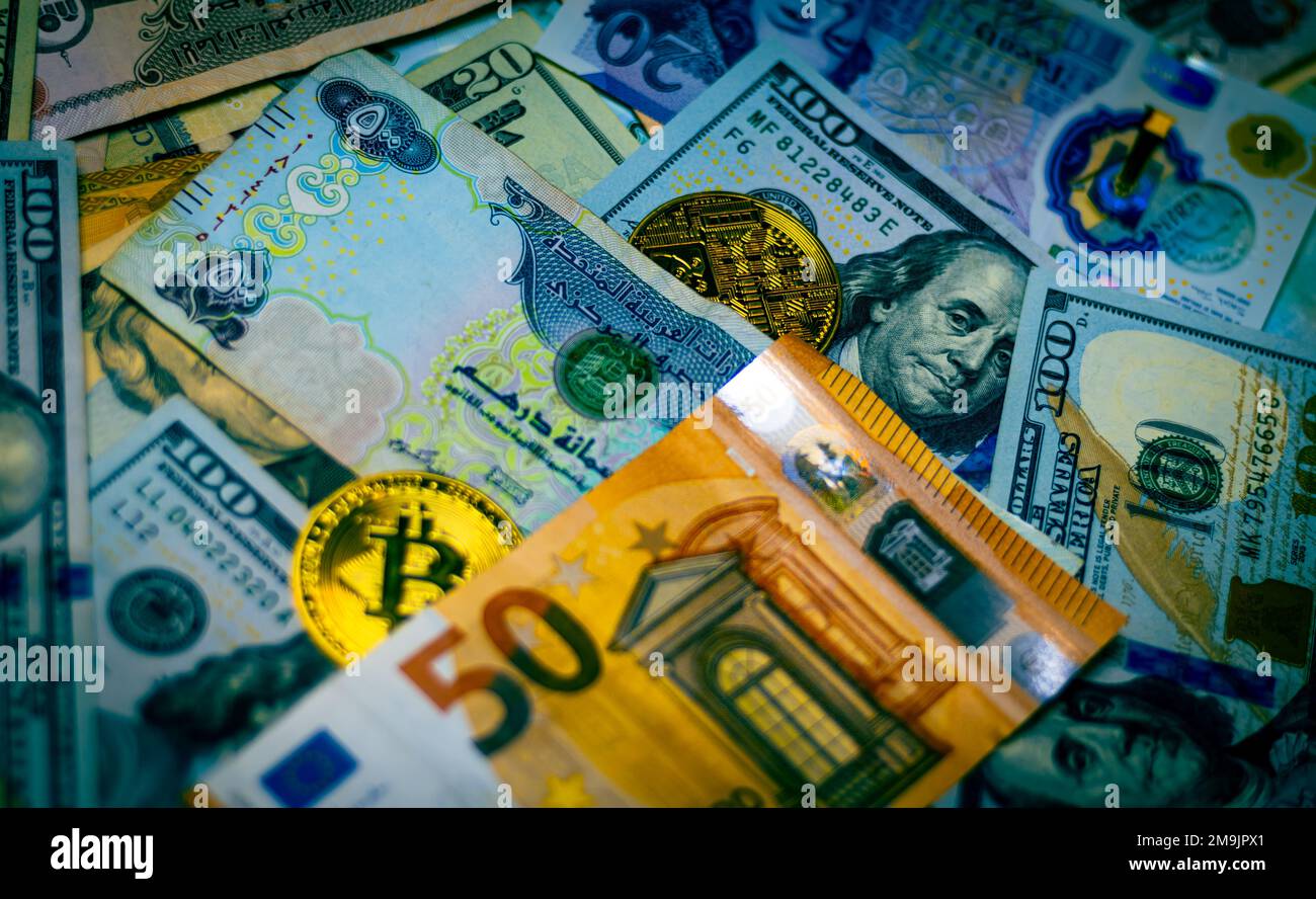 Banconote e monete in euro, banconote in dollari con bitcoin, dirham con Bitcoin Foto Stock