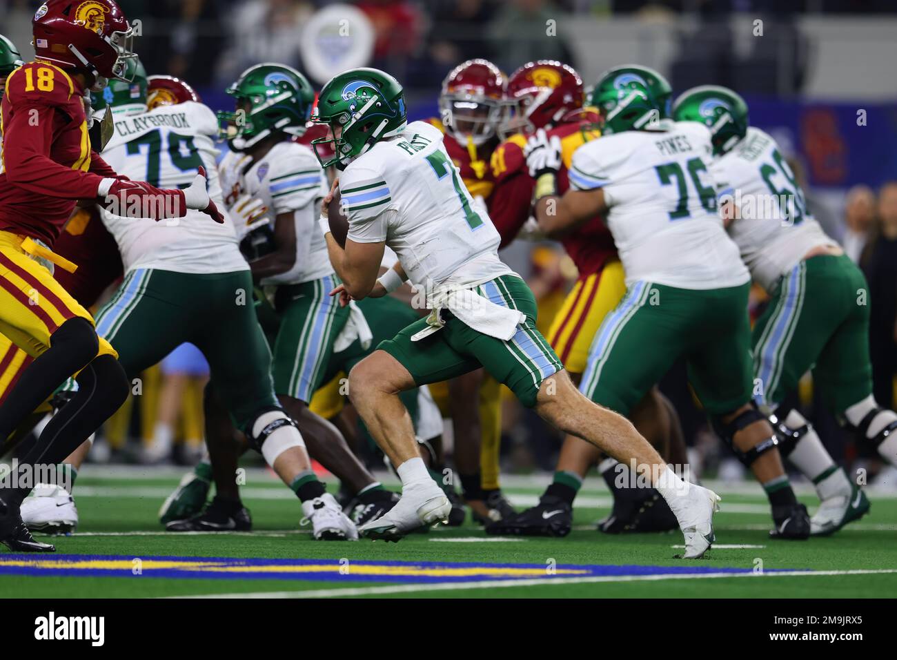 Tulane Green Wave ha fatto il quarto di strada Michael Pratt (7) su un percorso di 7 iarde con 1:57 nel secondo trimestre del 87th Goodyear Cotton Bowl Classic presso AT&T. Foto Stock