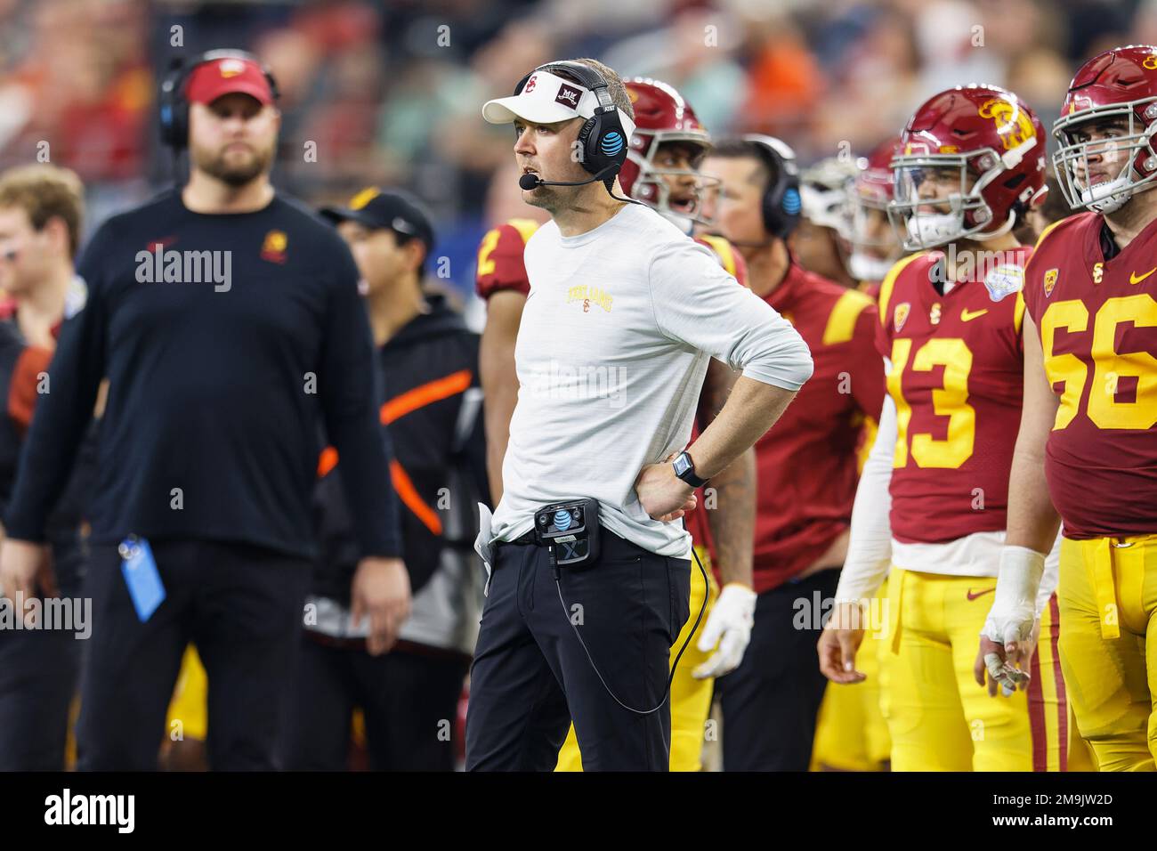 Il capo allenatore dei Trojans della California Meridionale Lincoln Riley supervisiona il campo nel terzo trimestre del 87th Goodyear Cotton Bowl Classic all'AT&T Stadium o Foto Stock