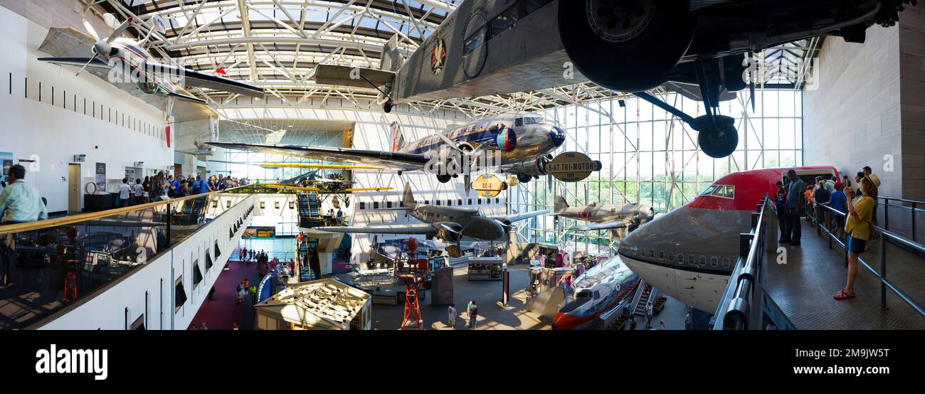 Folla di turisti e mostre allo Smithsonian National Air and Space Museum, Washington DC, USA Foto Stock