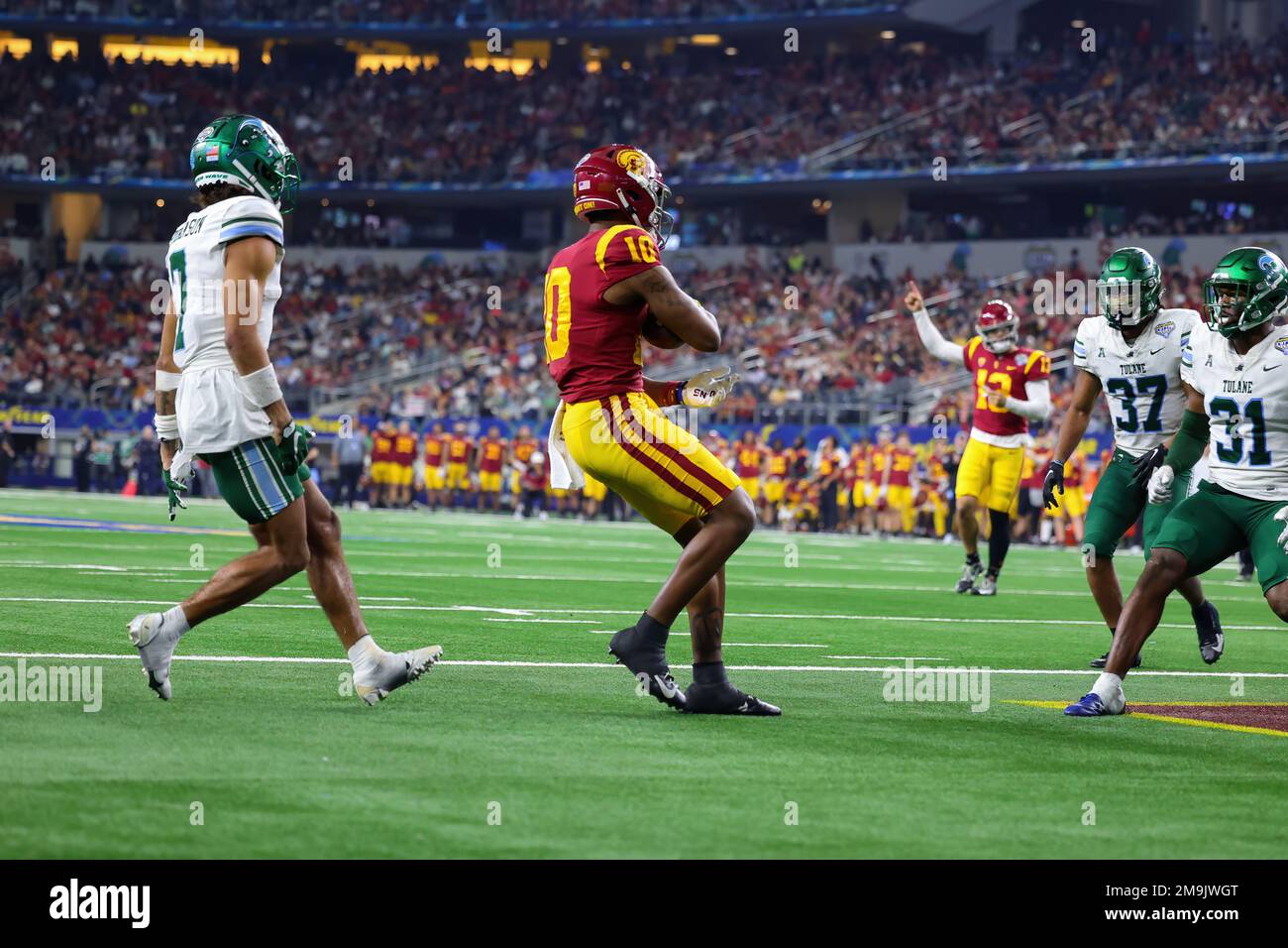 Il ricevitore largo dei Trojans della California del sud Kyron Hudson (10) cattura un passaggio di touchdown di 4 iarde da Caleb Williams (13) per fare il punteggio USC 42 Tulane 3 Foto Stock