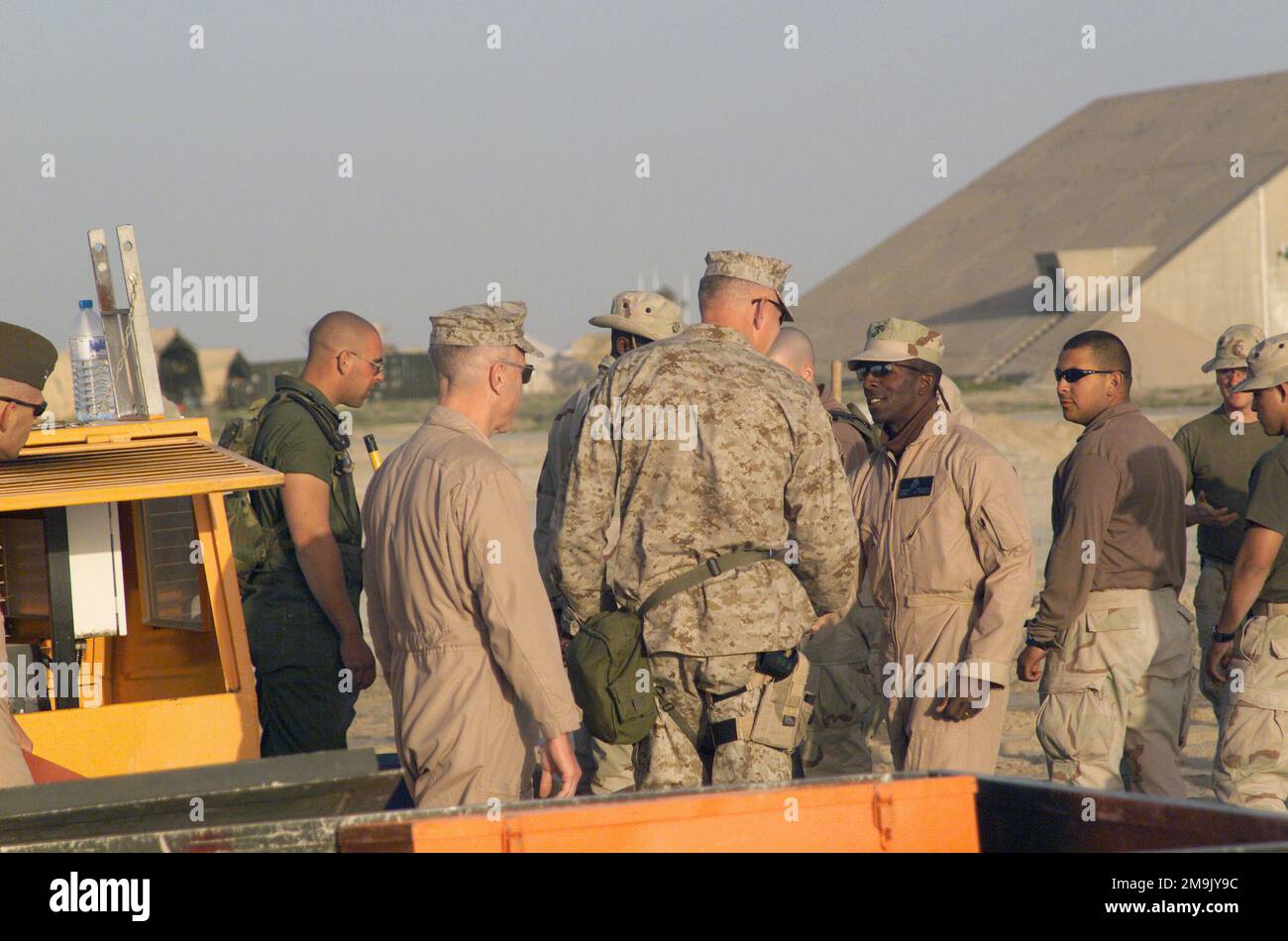 First Marine Expeditionary Force (1MEF) Commanding General, Lieutenant General (LGEN) James Conway e 3rd Marine Aircraft Wing (3MAW) Commanding General, MGEN James Amos, parlare con Marines da Marine Wing Support Squadron 373rd Expeditionary Airfield sezione durante la loro visita alla base aerea di al Jaber, Kuwait, a sostegno dell'operazione CHE PERSEGUE LA LIBERTÀ. Subject Operation/Series: ENDURING FREEDOM base: Ahmed al Jaber Air base Stato: Al Ahmadi Paese: Kuwait (KWT) Foto Stock