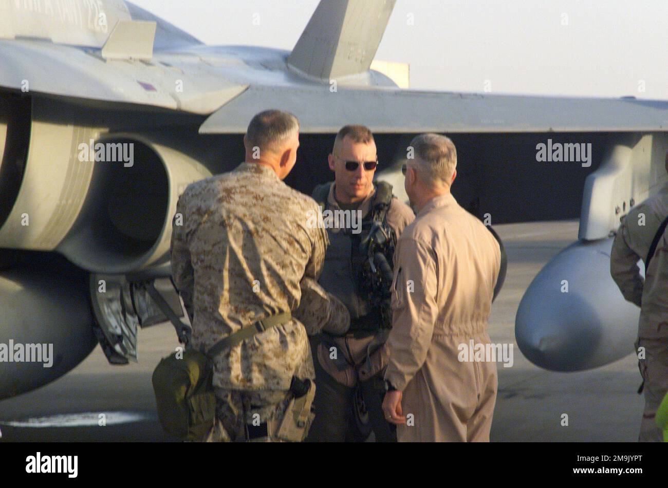 Prima forza espeditativa marina (1MEF) comandante generale, tenente generale (LGEN) James Conway e 3rd Marine Aircraft Wing (3MAW) comandante generale, maggiore generale (MGEN) James Amos, benvenuto tenente colonnello (LCOL) C.J. Da Mullin alla base aerea di al Jaber, Kuwait, a sostegno dell'operazione CHE PERCORRE LA LIBERTÀ. Subject Operation/Series: ENDURING FREEDOM base: Ahmed al Jaber Air base Stato: Al Ahmadi Paese: Kuwait (KWT) Foto Stock