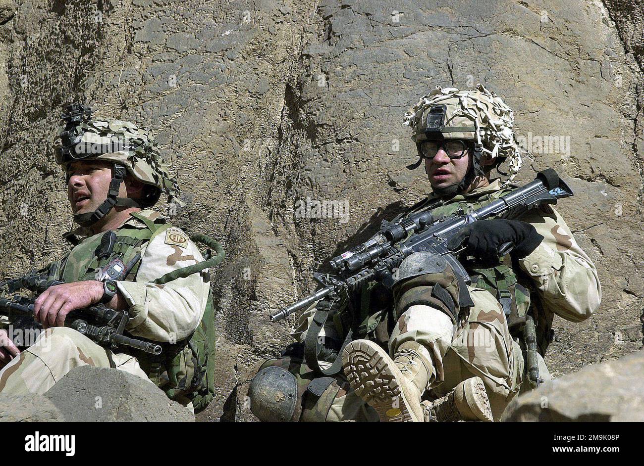 Dotato di armatura corpo intercettore e armato di 5,56mm M4 fucili carbini, SERGENTE personale (SSG) Derek Dutcher e sergente (SGT) Robert Guest con 'A' Company, 2nd battaglione, 504th reggimento fanteria paracadute (PIR), White Devils, 82nd Divisione Airborne, Raggiungi un'entrata nella grotta sulle montagne dell'Adi Ghar, Afghanistan, a sostegno dell'operazione CHE PERDURERÀ LA LIBERTÀ. Oggetto operazione/Serie: LIBERTÀ DUREVOLE Paese: Afghanistan (AFG) Foto Stock