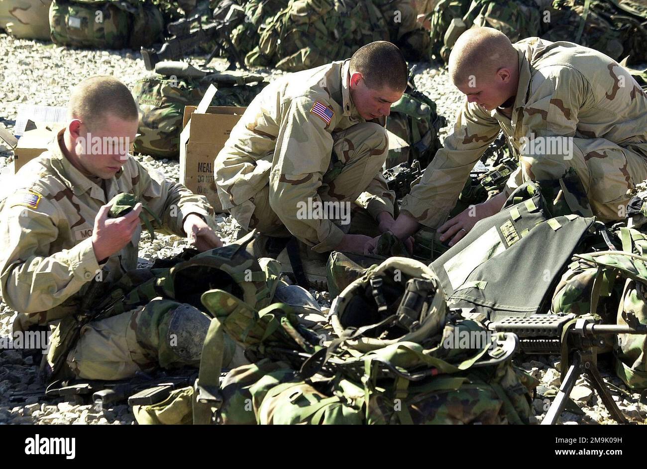 I soldati con 'A' Company, 2nd battaglione, 504th Parachute Fanty Regiment (PIR), organizzano il loro equipaggiamento da combattimento durante una ricerca di combattenti talebani a sostegno della LIBERTÀ DURATURA 2003. Soggetto operativo/Serie: ENDURING FREEDOM 2003 base: Aeroporto militare di Kandahar Paese: Afghanistan (AFG) Foto Stock