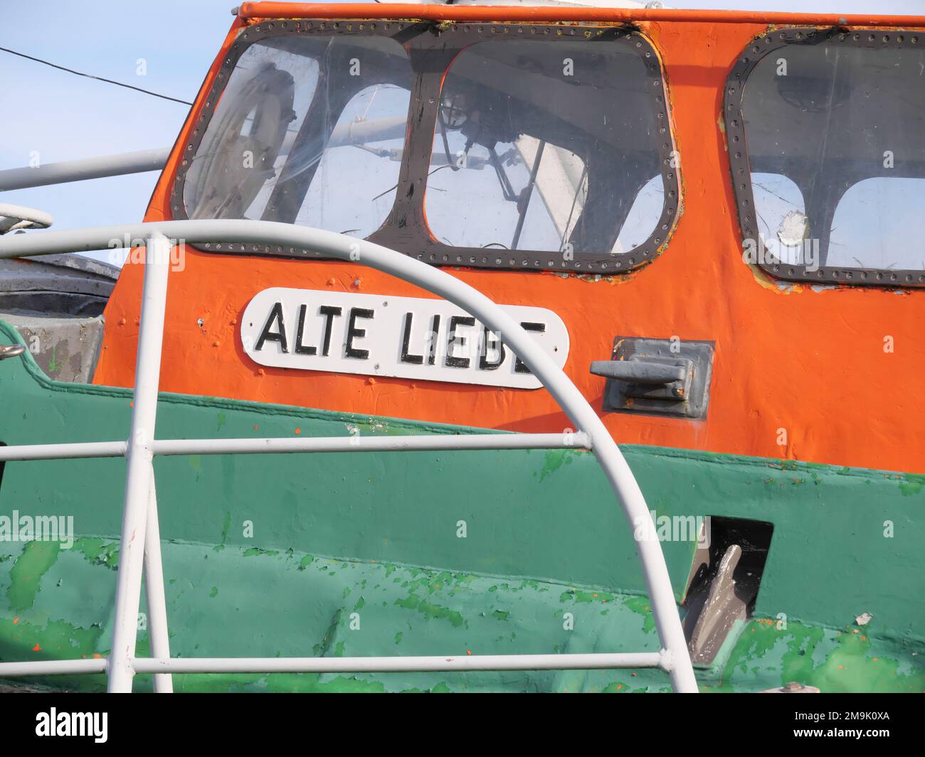 Iscrizione e nome di una vecchia nave di salvataggio in mare Alte Liebe a Burg auf Fehmarn Germania Foto Stock