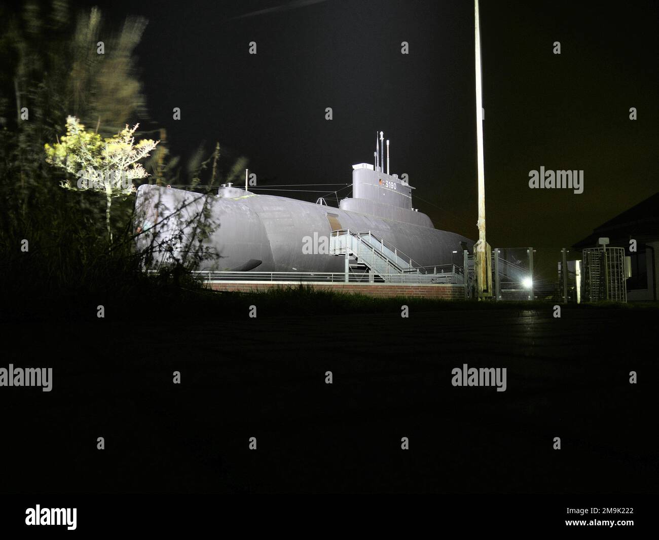 Vista obliqua di un vecchio sottomarino come museo a Burg auf Fehmarn Germania di notte Foto Stock