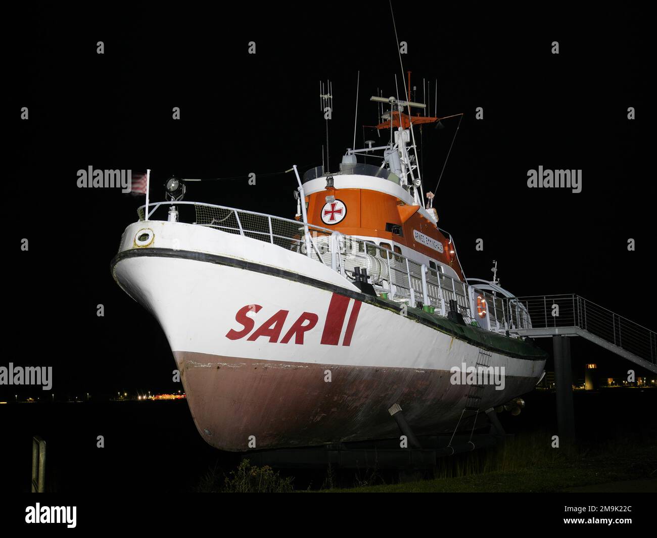 Vista obliqua di una nave di salvataggio in mare SAR come museo a Burg auf Fehmarn Germania di notte Foto Stock