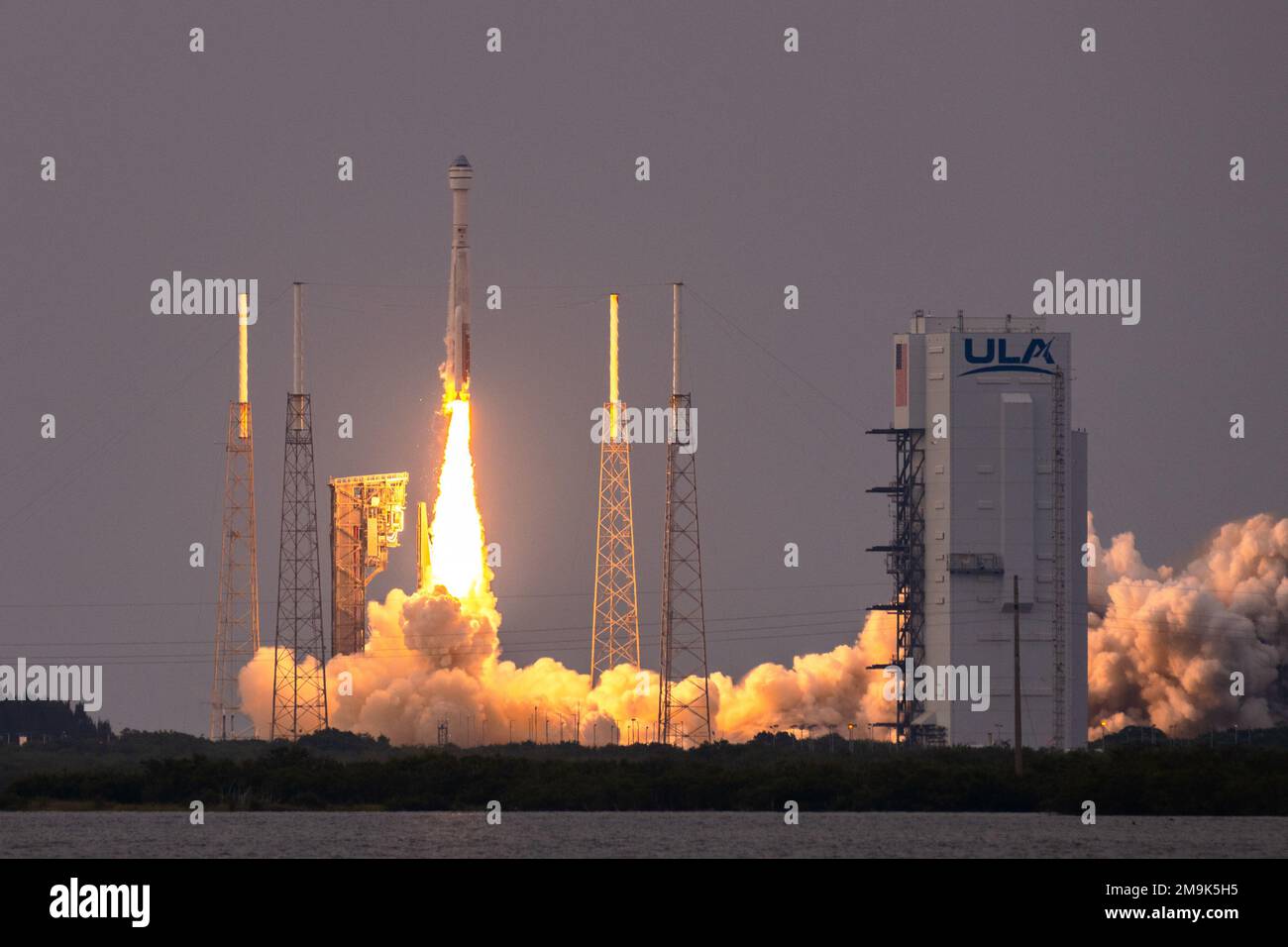 Un razzo Atlas V lancia Orbital Flight Test-2 da SLC-41 alla Cape Canaveral Space Force Station, Fla., 19 maggio 2022. Il volo senza equipaggio consentirà al team di valutare accuratamente tutti i dati di volo rispetto alle previsioni pre-volo e di apportare le modifiche necessarie prima degli astronauti volanti. Foto Stock