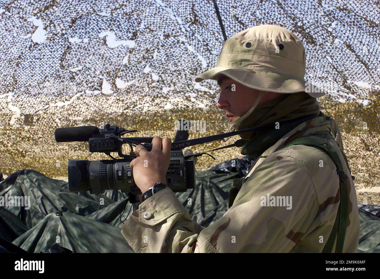 030204-M-4419R-050. Subject Operation/Series: ENDURING FREEDOM base: Camp Coyote Paese: Kuwait (KWT) Scene Major Command mostrato: 5th Marines Foto Stock