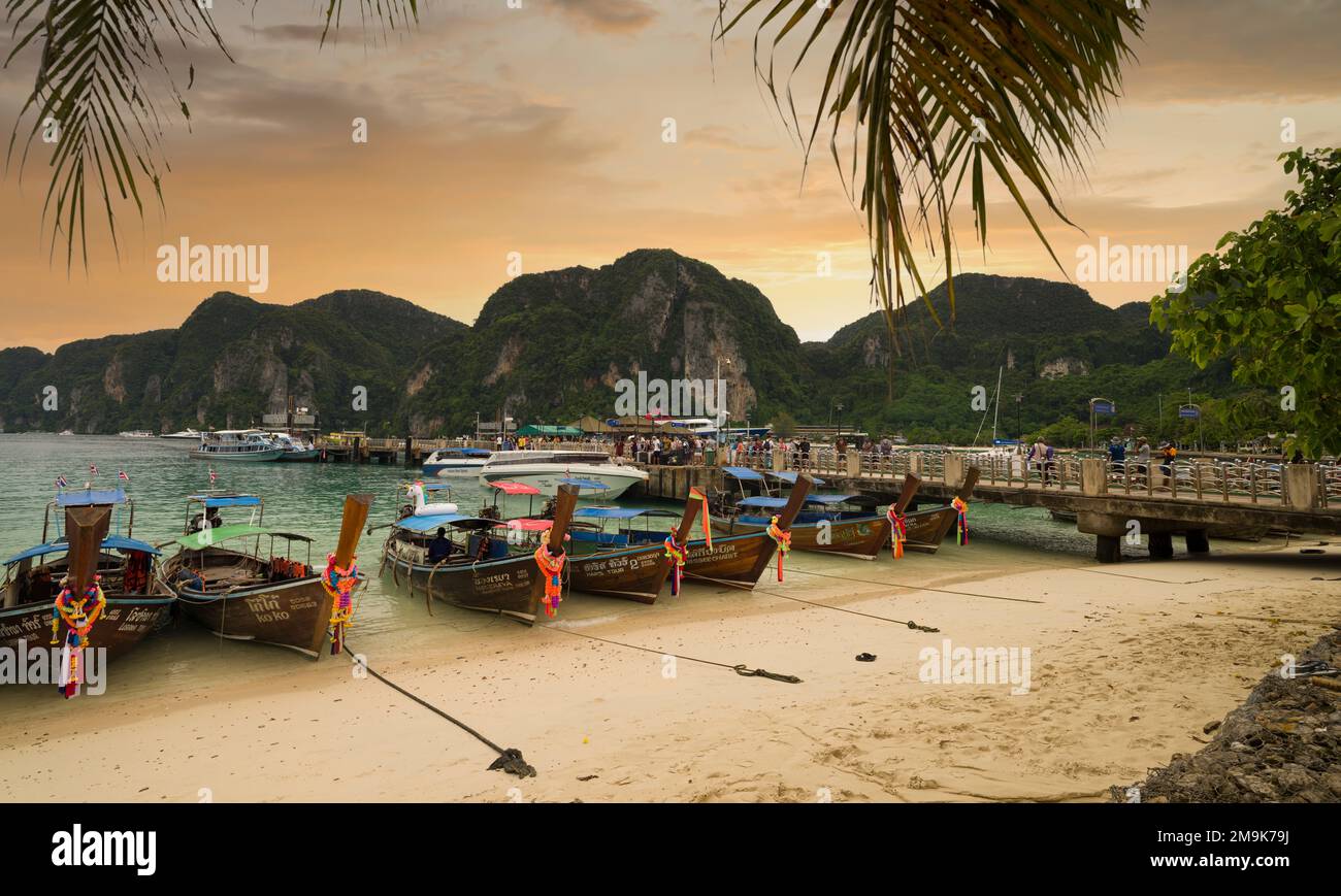 Phi Phi Island, Krabi, Thailandia. Dicembre 3, 2022. La famosa spiaggia di Ton Sai al tramonto. Barche tradizionali sulla spiaggia e splendida vista sulla baia. Foto Stock
