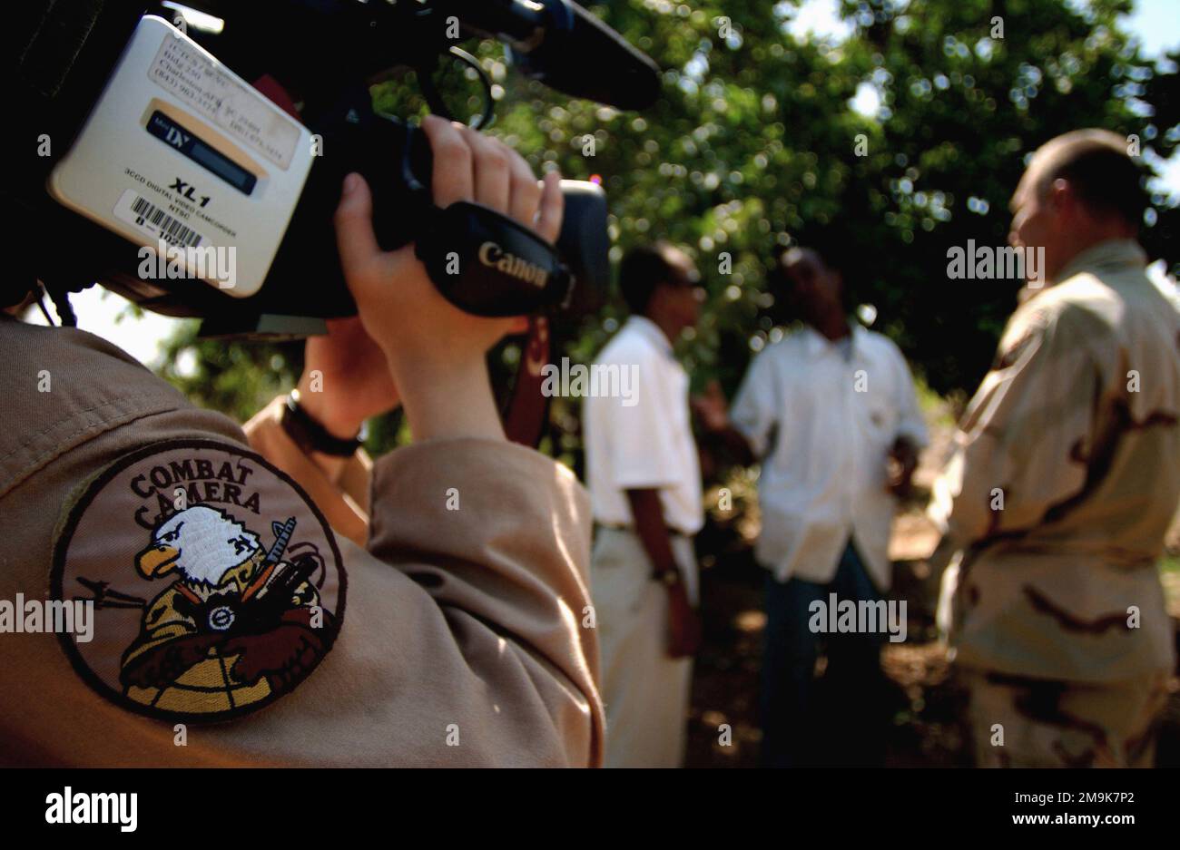 030205-F-7203T-017. [Completa] Scene Caption: US Air Force (USAF) STAFF Sergeant (SSGT) Dawn Anderson (a sinistra), video di combattimento, 1st Combat Camera Squadron (CCS), Charleston Air Force base (AFB), South Carolina (SC), documenti US Army (USA) Sergeant First Class (SFC) Steven Ruscitto, 354 Civil Affairs Brigade (CAB), US Reserve (MD), US Army Incontro con Omar Farah Dabar, CAPO del villaggio di Sud Homboli. Gli affari civili si sono incontrati con IL CAPO per discutere di tutte le preoccupazioni che il villaggio ha con i membri militari degli Stati Uniti assegnati a Camp Lemonier, Gibuti, Africa a sostegno dell'operazione Enduri Foto Stock