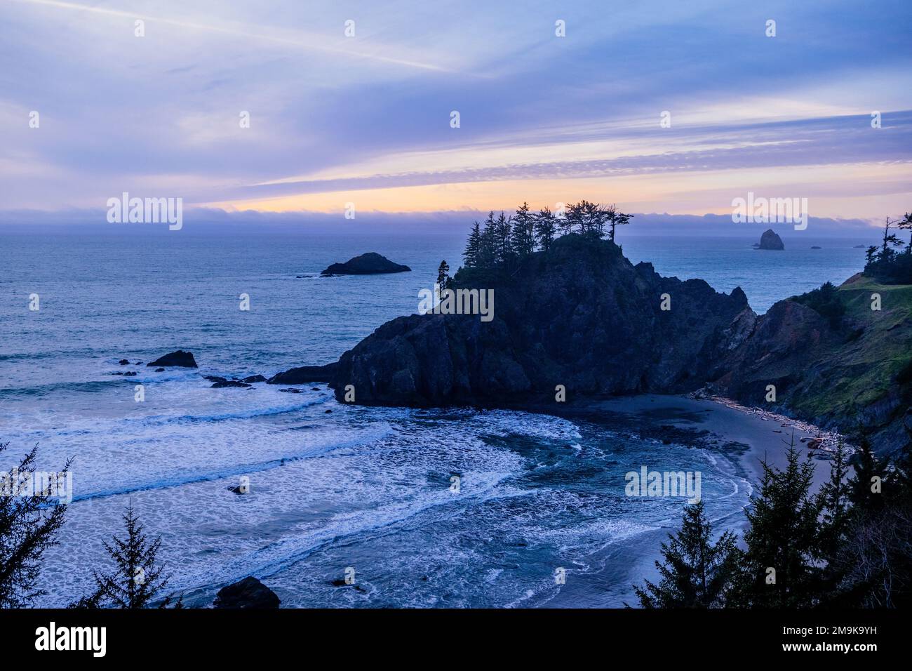 Insenatura al tramonto, Samuel H. Boardman state Scenic Corridor, Oregon, USA Foto Stock