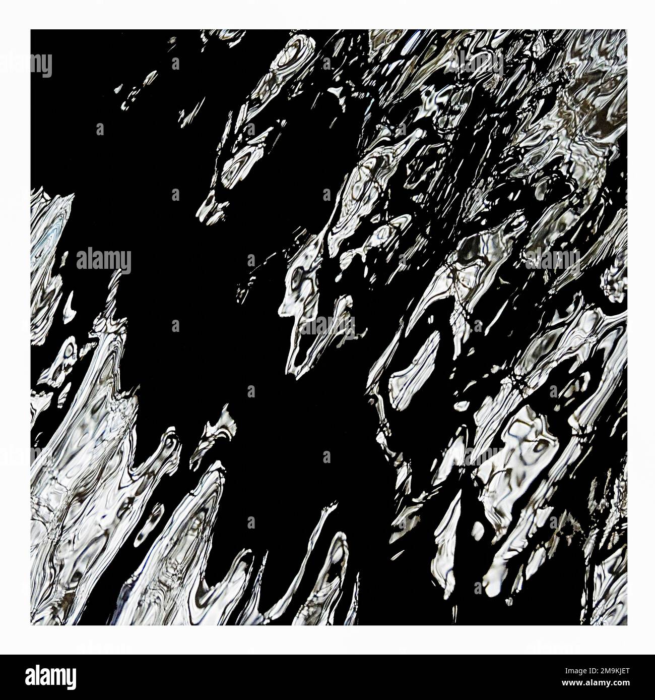 Fotografia astratta di increspature in bianco e nero e riflessi in acqua Foto Stock