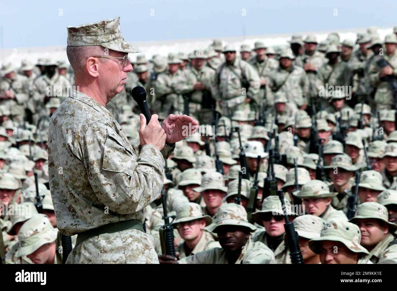 US Marine Corps (USMC) 7th Marines, Twentynine Palms, California (CA), ascoltare come USMC Major General (MGEN) James Mattis, comandante generale, 1st Marine Division, Camp Pendleton, California (CA), Dà un discorso e risponde alle domande a Camp Coyote, Kuwait durante l'operazione CHE PERCORRE LA LIBERTÀ. I Marines della USMC sono armati di fucili d'assalto da 5,56 mm M16A2. Subject Operation/Series: ENDURING FREEDOM base: Camp Coyote Paese: Kuwait (KWT) Foto Stock