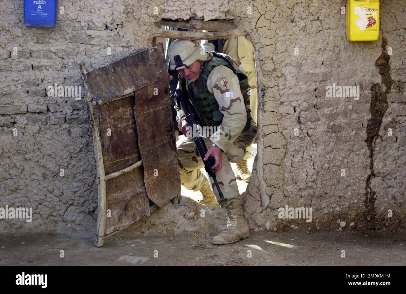 Capitano (CPT) Stan Gajda del Battaglione aereo degli Affari civili del 450th (CAB) conduce una ricerca di possibili cache di armi talebane in un composto nella Valle di Baghran durante l'operazione Viper, a sostegno dell'operazione CHE PERCORRE LA LIBERTÀ. Capitano (CPT) Stan Gajda del Battaglione aereo degli Affari civili del 450th (CAB) conduce una ricerca di possibili cache di armi talebane in un composto nella Valle di Baghran durante l'operazione Viper, a sostegno dell'operazione CHE PERCORRE LA LIBERTÀ. Foto Stock