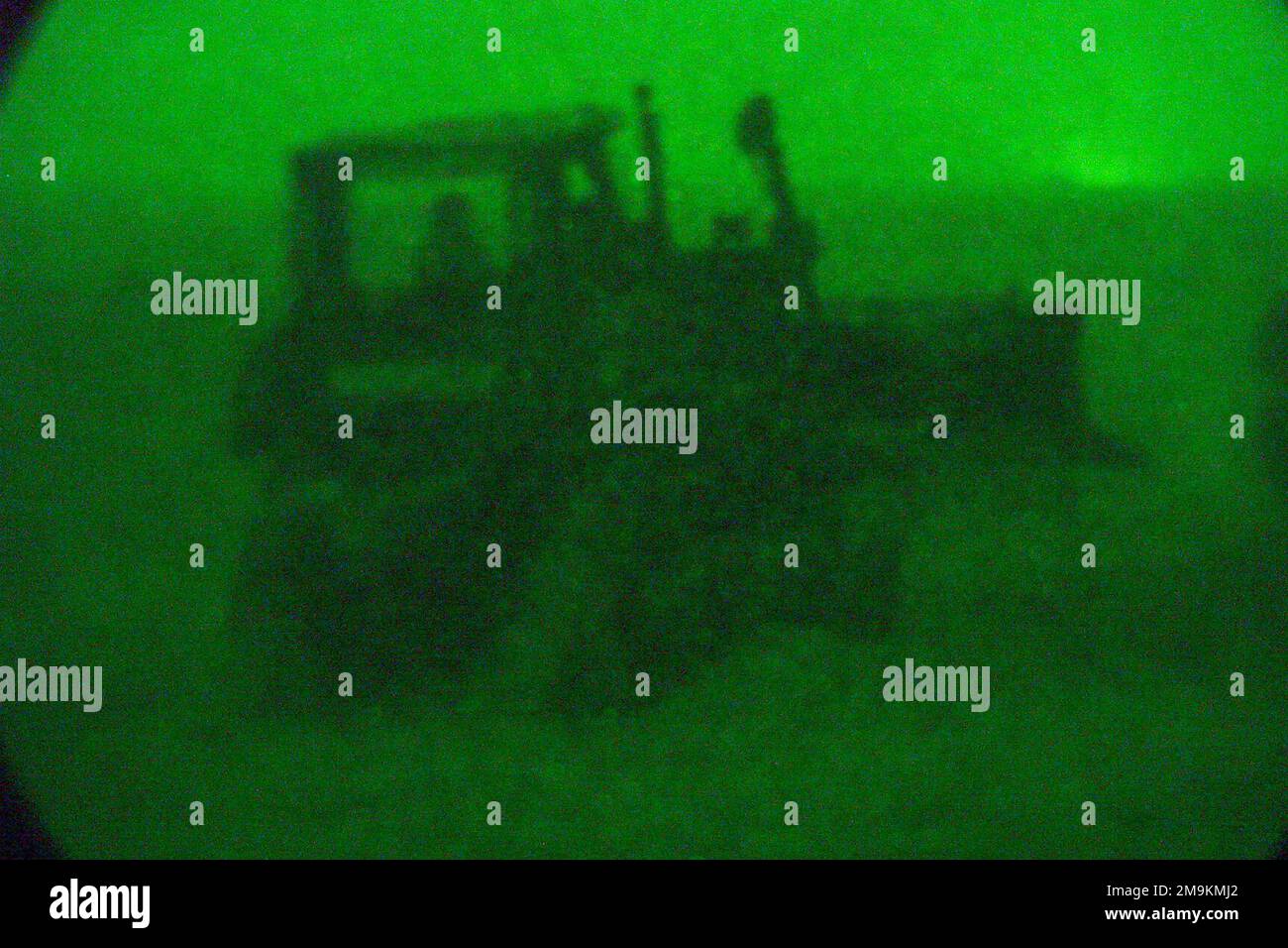 Un bulldozer Caterpillar per movimento terra della Marina degli Stati Uniti (USN) Seabees inizia a costruire berme in un campo di allenamento a Camp Coyote, in Kuwait (KWT), durante il funzionamento IN PIENA LIBERTÀ. (Immagine substandard). Subject Operation/Series: ENDURING FREEDOM base: Camp Coyote Paese: Kuwait (KWT) Foto Stock