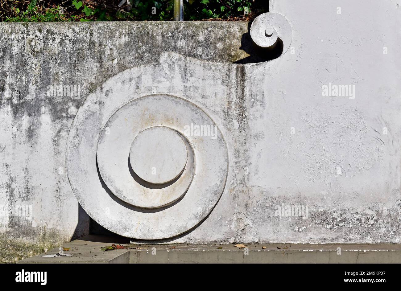 Volute decorativa su antica fontana a Teresopolis, Rio de Janeiro, Brasile Foto Stock