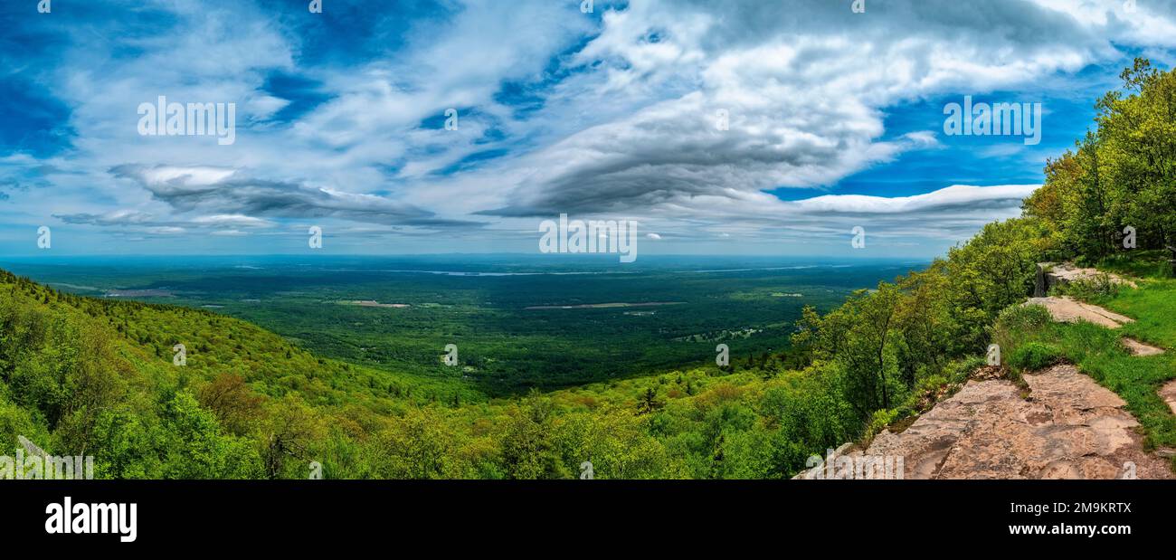 Paesaggio con il fiume Hudson e Berkshires in lontananza, Palenville, New York, Stati Uniti Foto Stock