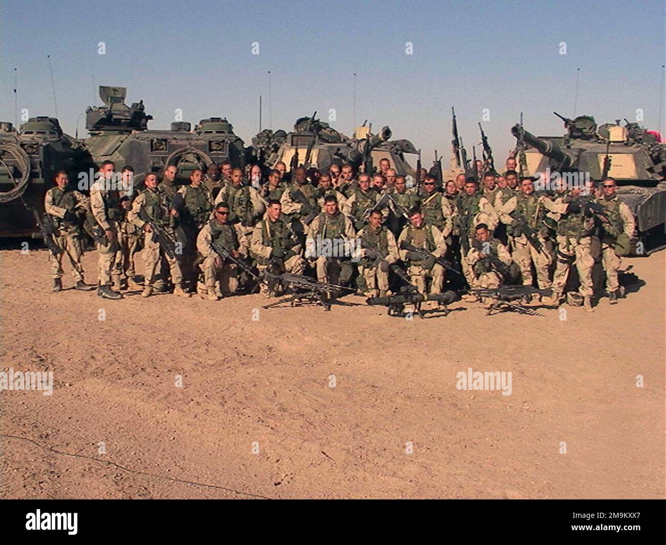 I marine STATUNITENSI (USMC) Marines del 2nd Battaglione 5th Marines, Marine Corps base (MCB) Camp Pendleton, California (CA), sono in piedi per una foto prima di attraversare il confine iracheno durante l'operazione CHE PERCORRE LA LIBERTÀ. (Immagine substandard). Paese: Kuwait (KWT) Foto Stock