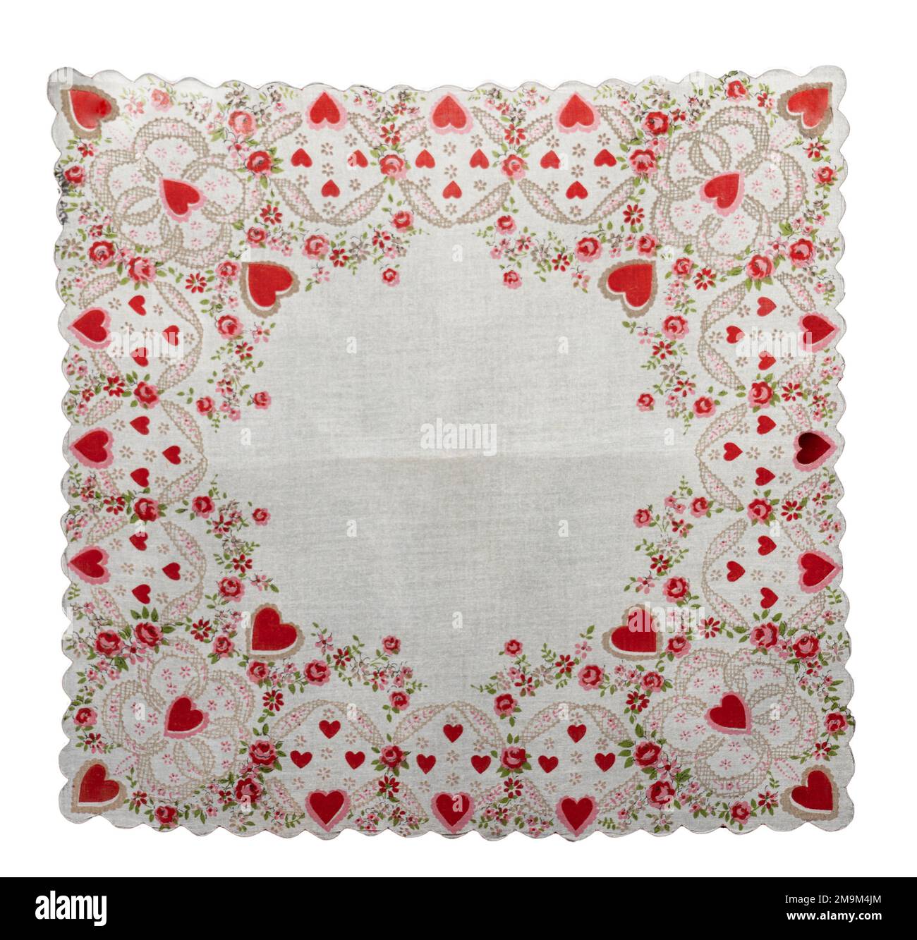 Fazzoletto rosso hanky isolato con spazio di testo centrato ha cuori e fiori bordo con bordi di capesante. Il design è un giorno di San Valentino d'epoca per te. Foto Stock
