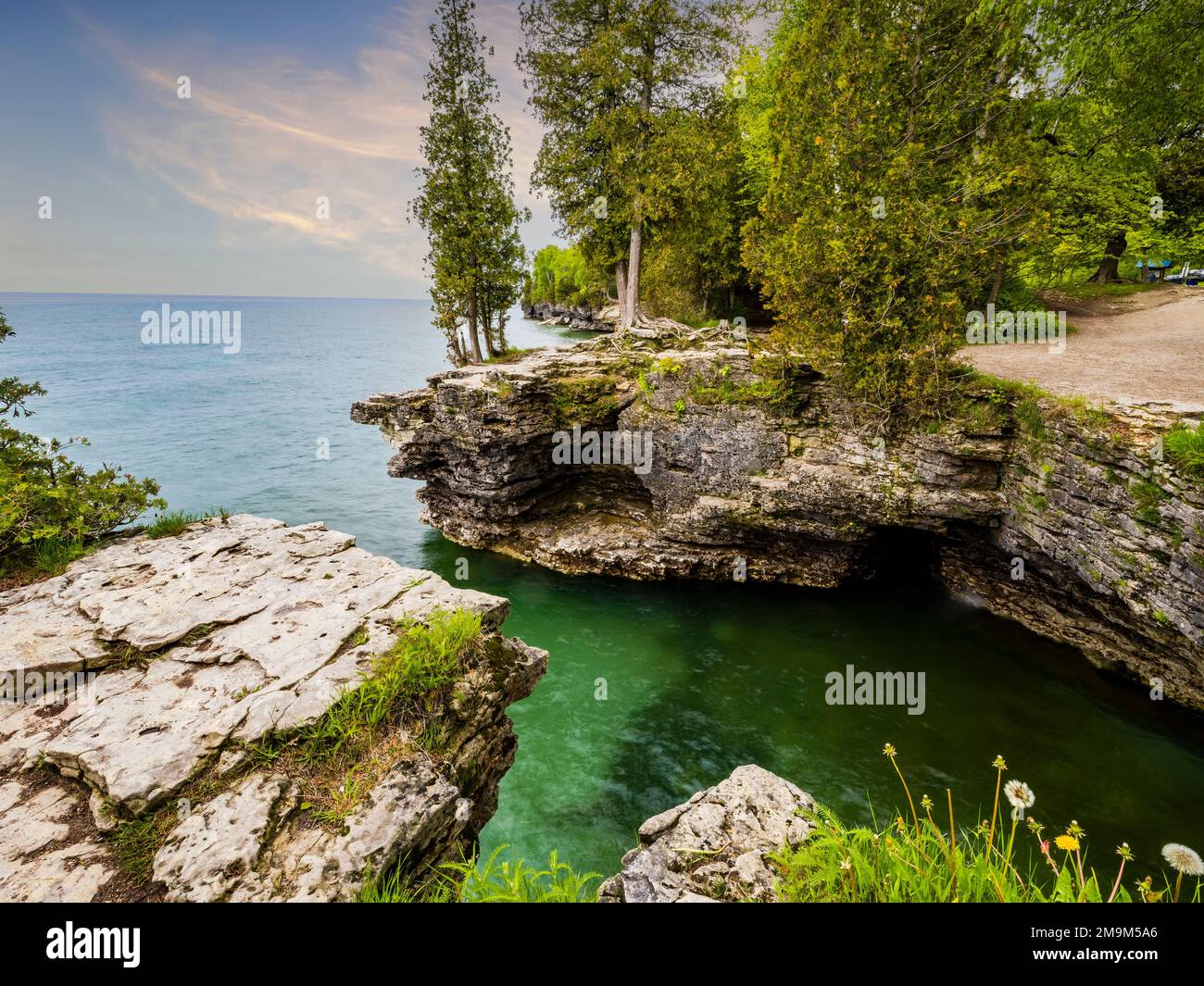 Paesaggio con lago e costa, Cave Point County Park, Lago Michigan, Door County, Wisconsin, Stati Uniti Foto Stock