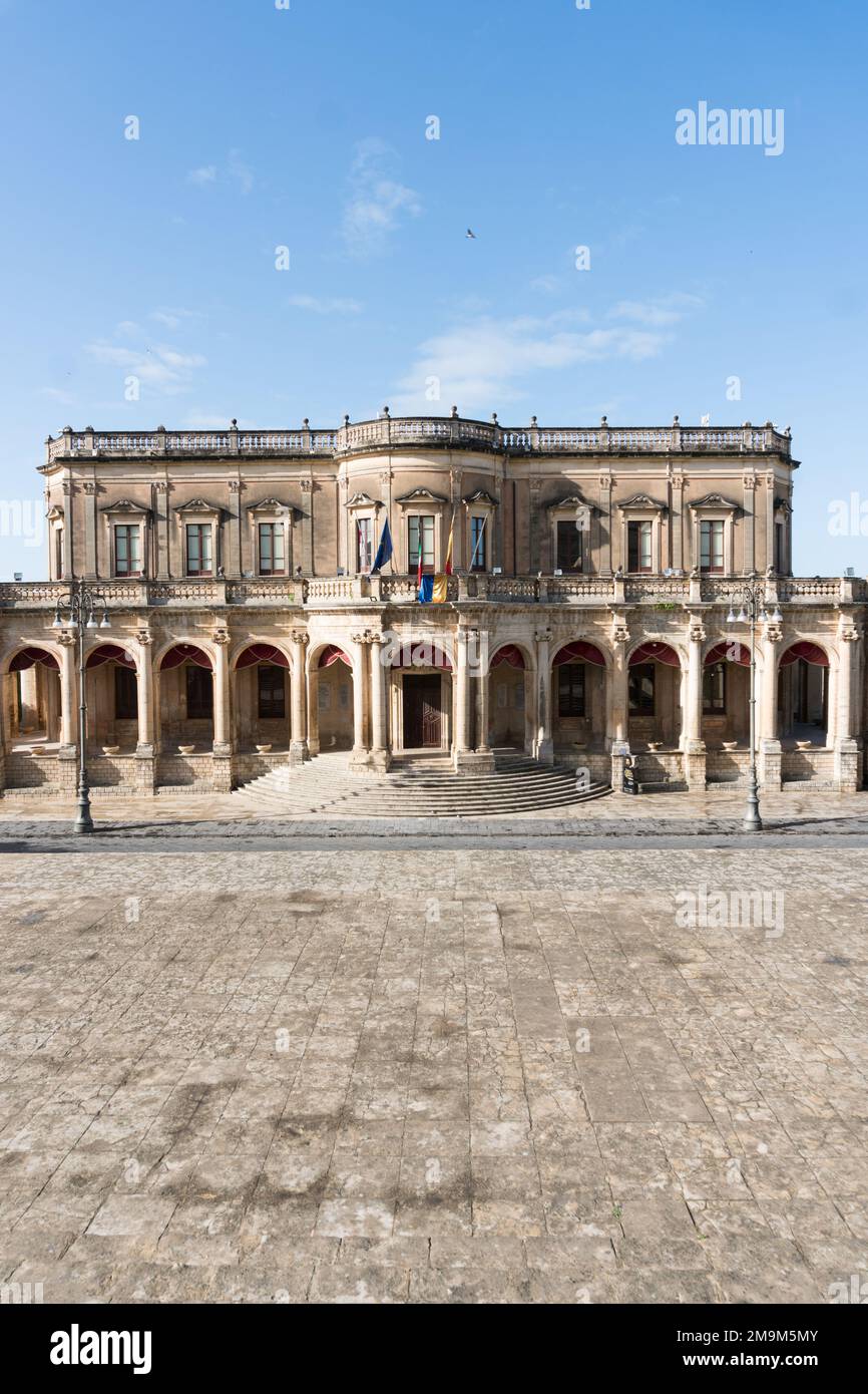 Noto, 8 maggio 2022: Vista del Palazzo Ducezio dalla cima della scalinata del Duomo durante una giornata di sole Foto Stock