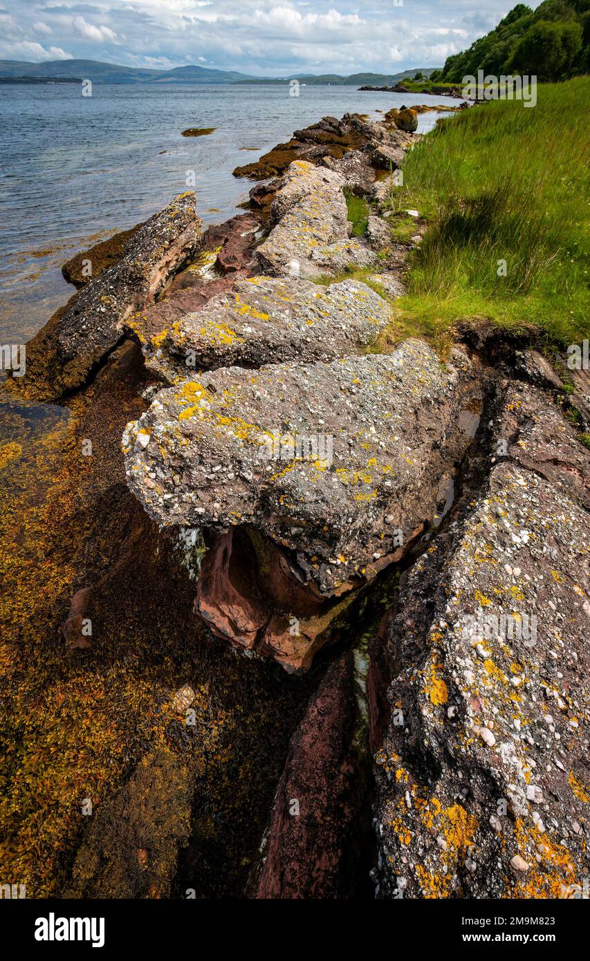 Mare e costa rocciosa, Kilchattan Bay, Isola di Bute, Scozia, Regno Unito Foto Stock