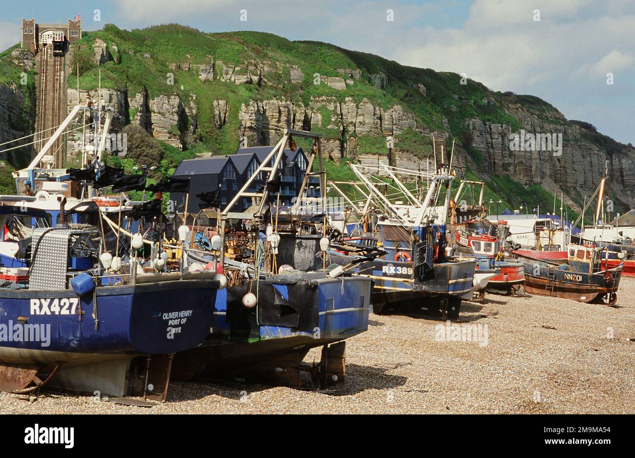 Barche da pesca sul Stade a Hastings, Sussex orientale, Inghilterra sudorientale, con East Hill sullo sfondo Foto Stock