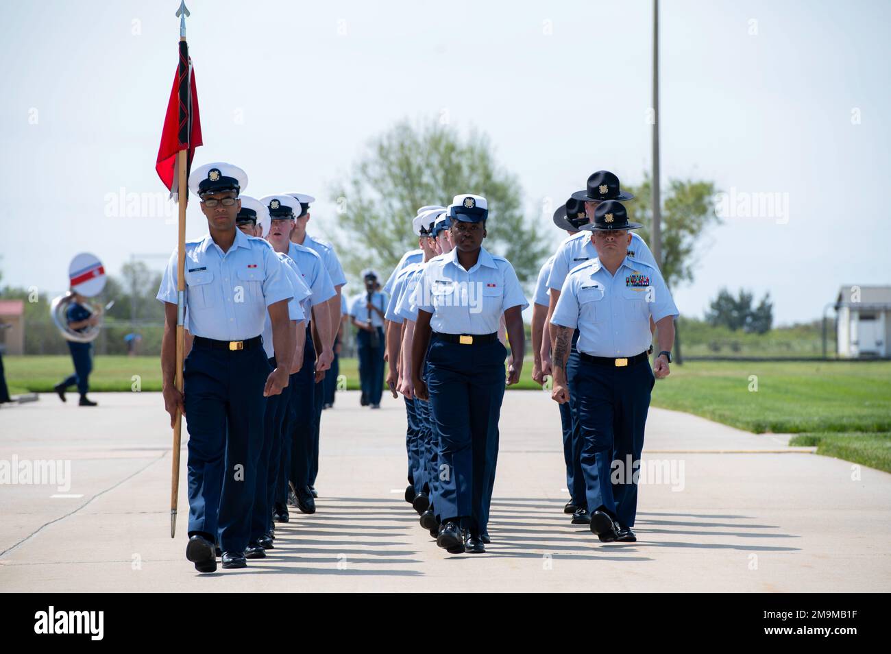 Laureati della società di reclutamento Bravo-202 completa la formazione di base negli Stati Uniti Coast Guard Training Center Cape May, N.J., 20 maggio 2022. Mentre le missioni della Guardia Costiera si sono evolute nel corso degli ultimi due secoli, il nostro impegno ad essere “sempre pronti” è rimasto fermo. Foto Stock