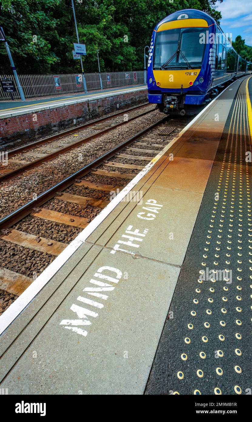 Treno sulla stazione, Pitlochry, Scozia, Regno Unito Foto Stock