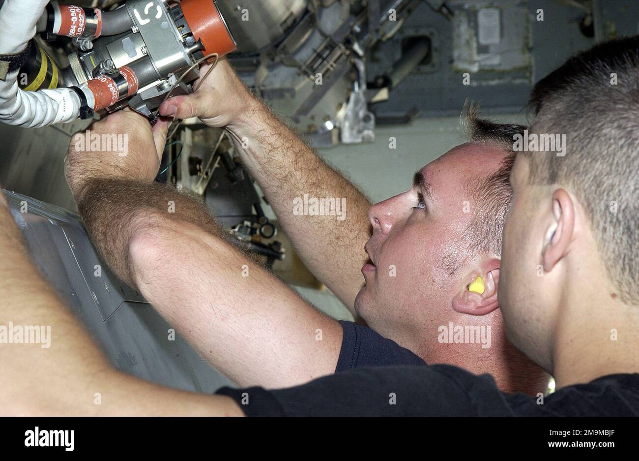 IL sergente DELLE forze aeree DEGLI STATI UNITI (USAF) John Beldin (a sinistra) e l'USAF SSGT Landon favoriscono entrambi i caricatori di armi assegnati alla Bomb Wing (BW) del 2nd, Installa un missile da crociera Air Launch convenzionale nella baia delle armi di un aeromobile Stratofortress USAF B-52H mentre viene schierato con la 7th Air Expeditionary Wing (AEW) presso la base dell'aeronautica militare Andersen (AFB) di Guam, durante l'operazione CHE PERDURERÀ LA LIBERTÀ. Soggetto operativo/Serie: ENDURING FREEDOM base: Andersen Air base Stato: Guam (GU) Paese: Stati Uniti d'America (USA) Foto Stock