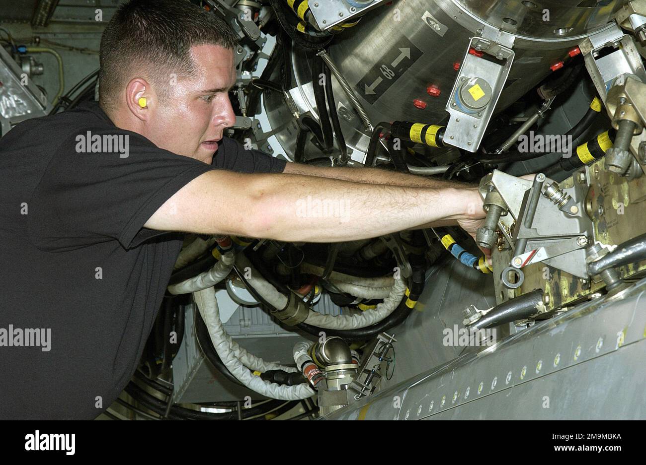 IL sergente DELLE FORZE aeree STATUNITENSI (USAF) Clayton Carver, Weapons Loader, assegnato alla Bomb Wing (BW) 2nd, installa un missile convenzionale per le crociere di lancio aereo nella baia delle armi di un aeromobile stratofortezza USAF B-52H mentre viene schierato con la Air Expeditionary Wing (AEW) 7th presso la base aeronautica Andersen (AFB), Guam, durante il funzionamento CHE SOPPORTA LA LIBERTÀ. Soggetto operativo/Serie: ENDURING FREEDOM base: Andersen Air base Stato: Guam (GU) Paese: Stati Uniti d'America (USA) Foto Stock