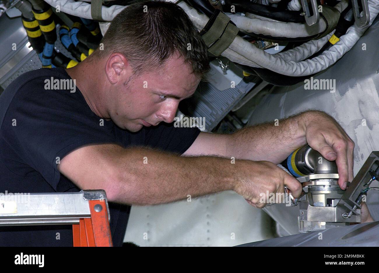 US Air Force (USAF) STAFF Sergeant (SSGT) John Beldin, Weapons Loader, assegnato alla Bomb Wing (BW) 2nd, installa un missile da crociera lancio aereo convenzionale nella baia delle armi di un aeromobile Stratofortress USAF B-52H mentre viene schierato con la Air Expeditionary Wing (AEW) 7th presso la base aeronautica Andersen (AFB), Guam, durante il funzionamento CHE SOPPORTA LA LIBERTÀ. Soggetto operativo/Serie: ENDURING FREEDOM base: Andersen Air base Stato: Guam (GU) Paese: Stati Uniti d'America (USA) Foto Stock
