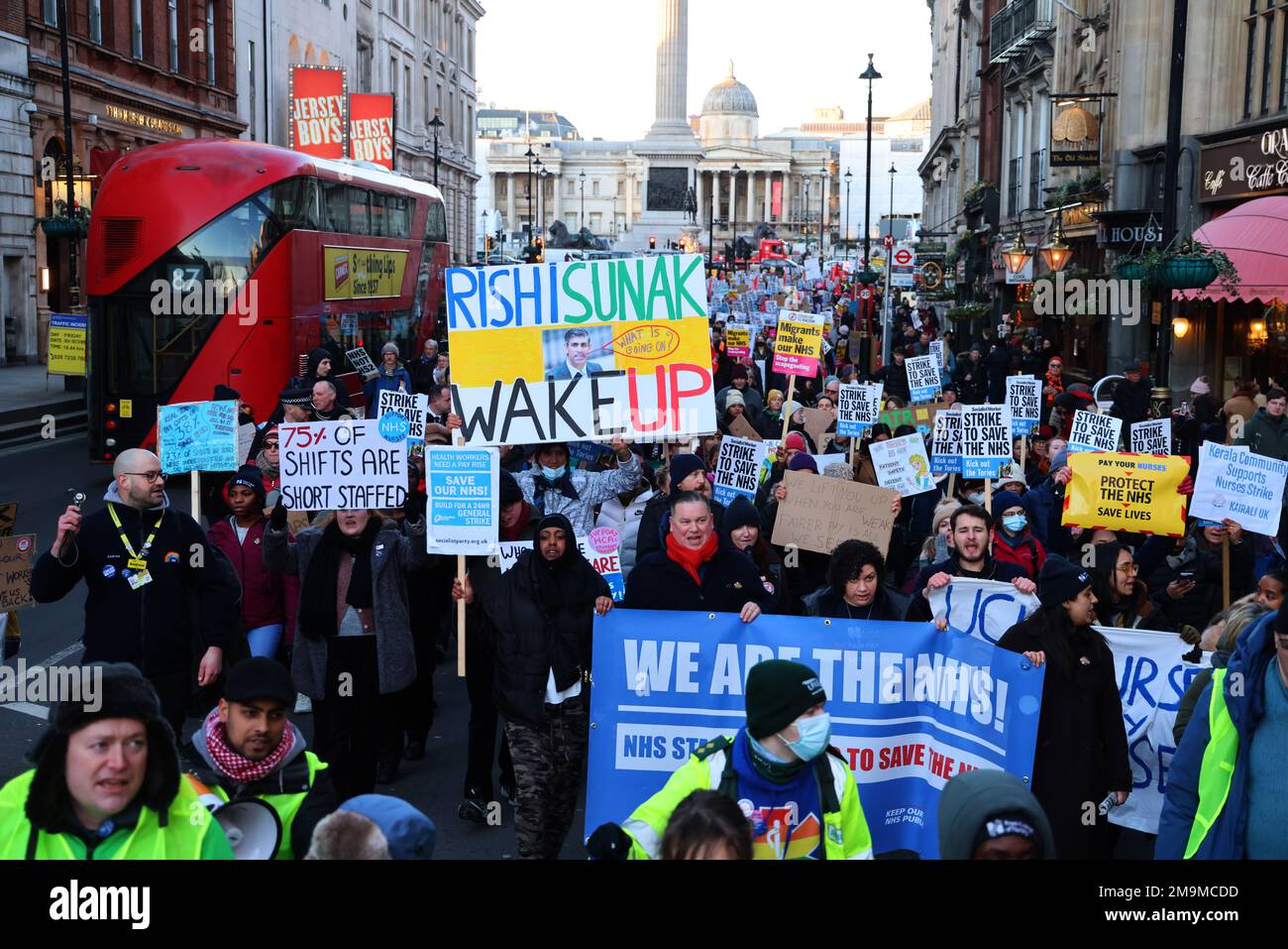 Londra, Regno Unito. 18th Jan, 2023. Infermieri e personale medico si recheranno a Downing Street per chiedere che il primo ministro, Rishi Sunak, li ascolti e offra loro un'offerta di retribuzione equa. Migliaia di infermieri che iniziano lo sciopero di due giorni - e il walkout sarà molto più grande del mese scorso personale infermieristico di oltre 55 Trusts parteciperà all'azione industriale mercoledì e giovedì, secondo un sondaggio, quasi tre persone su cinque credono che il governo debba essere maggiormente responsabile della fila dei salari in corso. Credit: Notizie dal vivo di Mark Thomas/Alamy Foto Stock