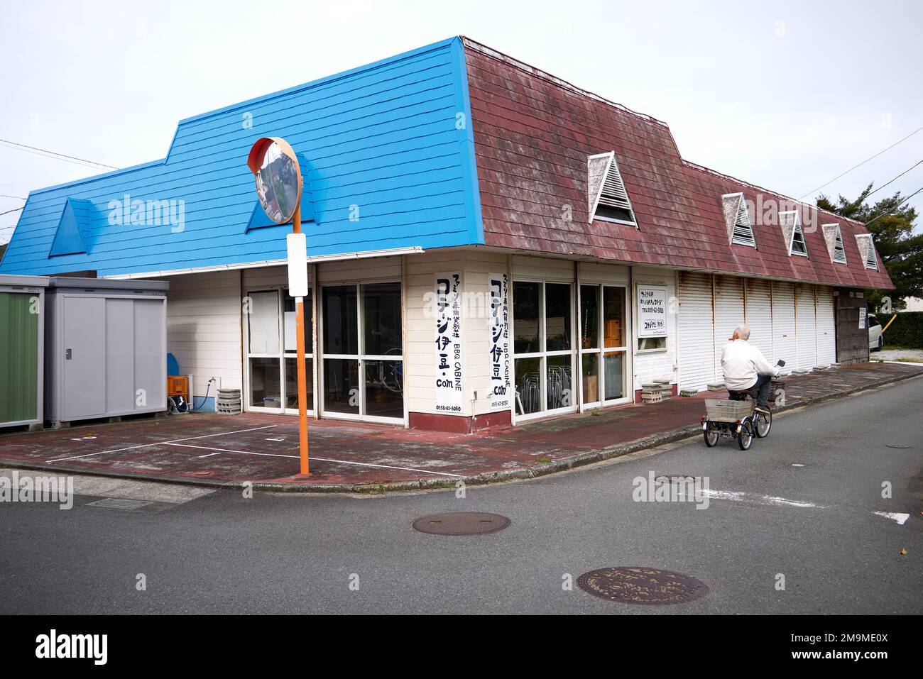 Casa abbandonata all'angolo della strada nella campagna giapponese Foto Stock