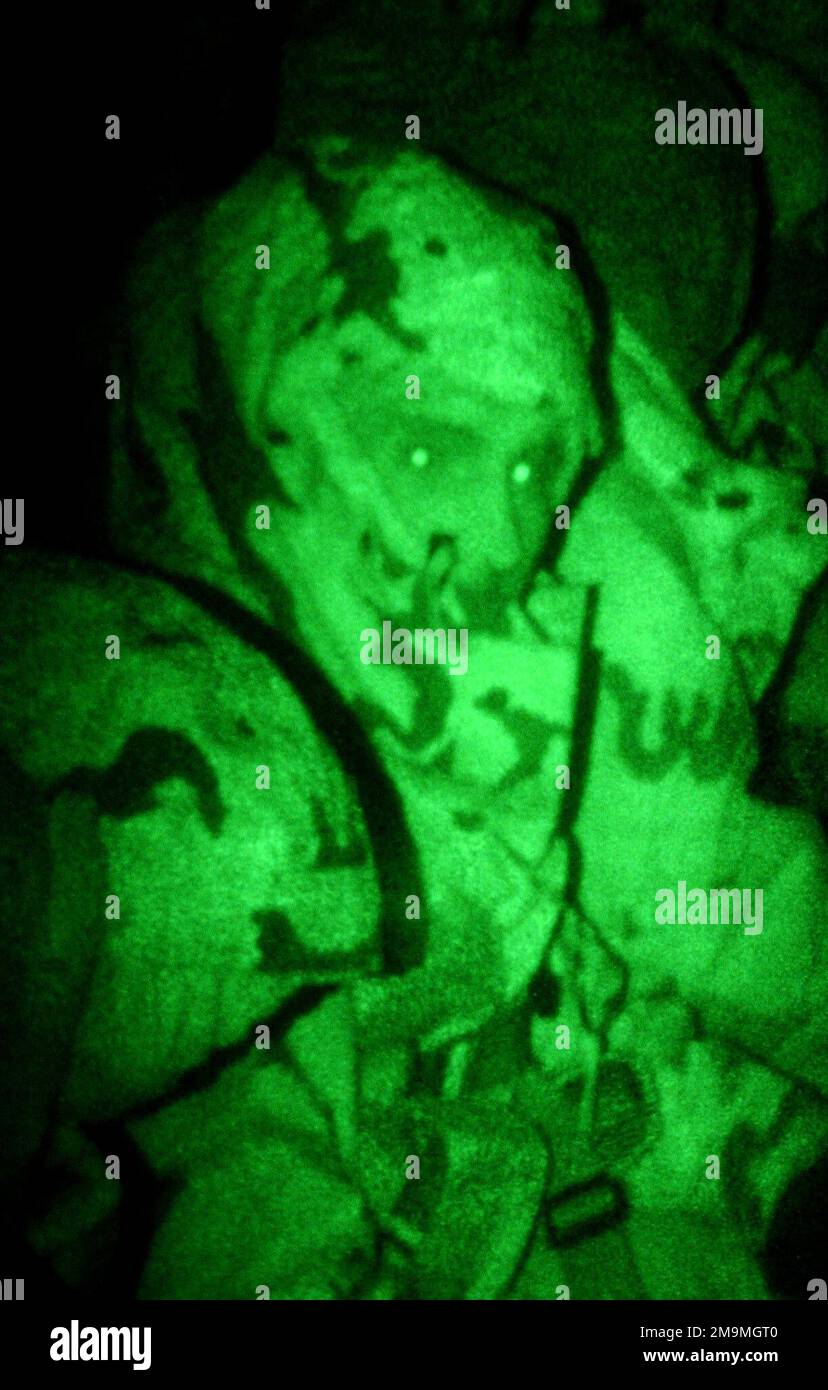 Vista notturna dei membri del servizio dell'esercito statunitense (USA) che tornano alla base a bordo di un elicottero USA CH-47 Chinook presso la base aerea di Tageu (AB), Corea, durante LA FASE DI FOAL EAGLE e LA FASE DI ACCOGLIENZA DEL MOVIMENTO e DELL'INTEGRAZIONE IN AVANTI (ROS&i). Soggetto operativo/Serie: FOAL EAGLE E RSO&i Paese: Repubblica di Corea (KOR) Foto Stock