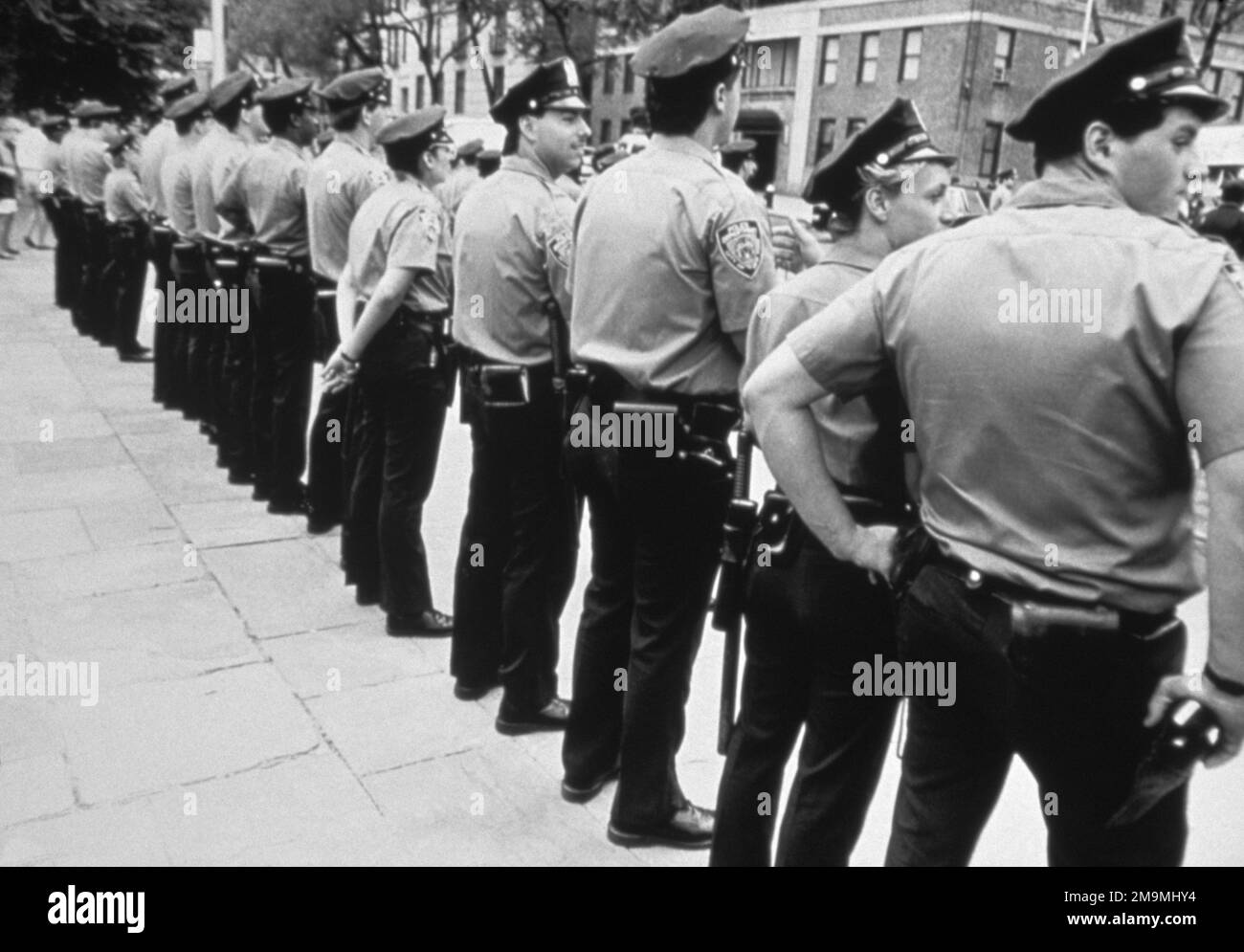 Fotografia in bianco e nero di un gruppo di poliziotti che si trova accanto a New York City, USA Foto Stock