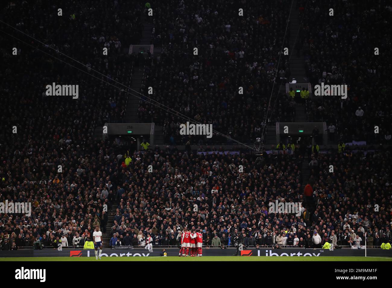 I giocatori dell'Arsenal festeggiano l'apertura del proprio gol segnato da Hugo Lloris di Tottenham Hotspur davanti ai fan di Tottenham Hotspur, 0-1 - Tottenham Hotspur v Arsenal, Premier League, Tottenham Hotspur Stadium, Londra, Regno Unito - 15th gennaio 2023 solo per uso editoriale - si applicano le restrizioni DataCo Foto Stock