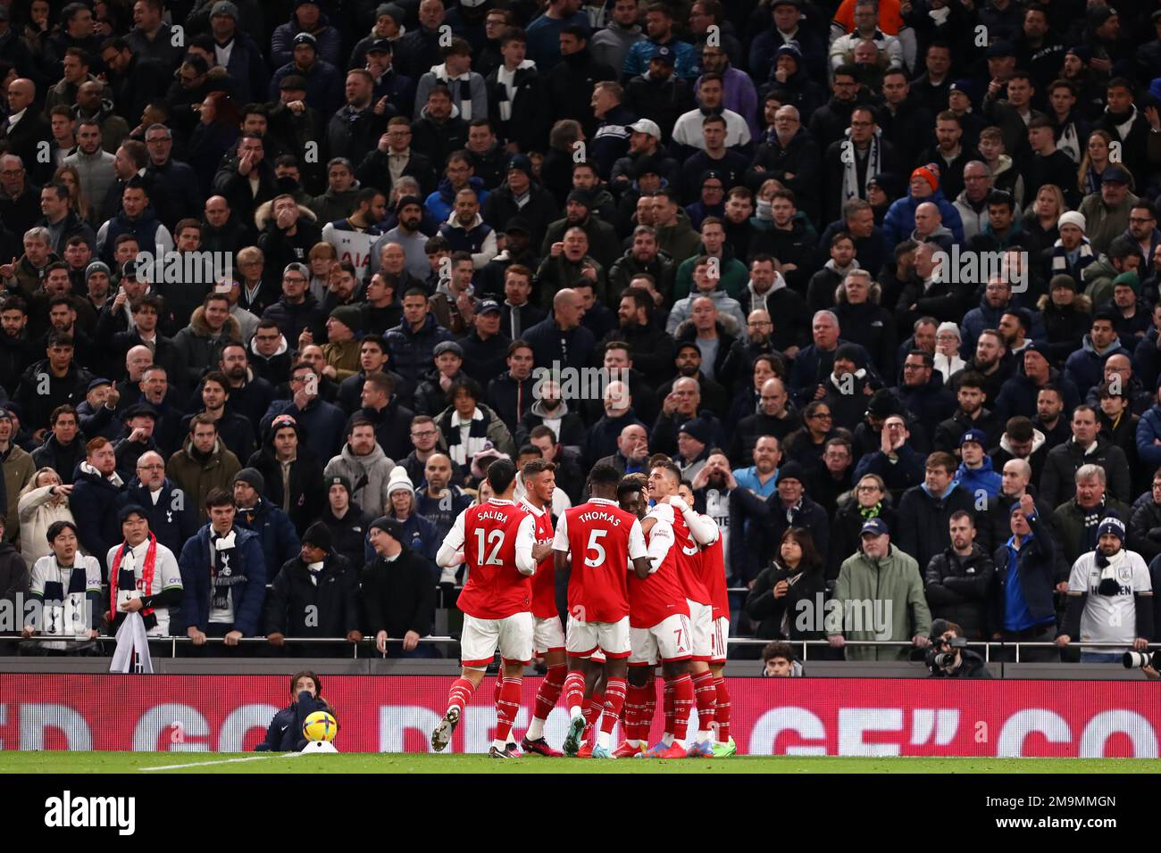 I giocatori dell'Arsenal festeggiano l'apertura del proprio gol segnato da Hugo Lloris di Tottenham Hotspur davanti ai fan di Tottenham Hotspur, 0-1 - Tottenham Hotspur v Arsenal, Premier League, Tottenham Hotspur Stadium, Londra, Regno Unito - 15th gennaio 2023 solo per uso editoriale - si applicano le restrizioni DataCo Foto Stock