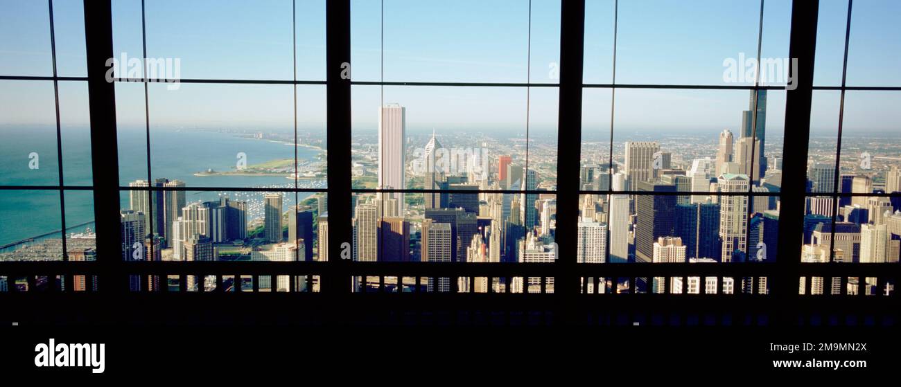 Vista ad alto angolo di una città come si vede attraverso una finestra, Chicago, Illinois, USA Foto Stock