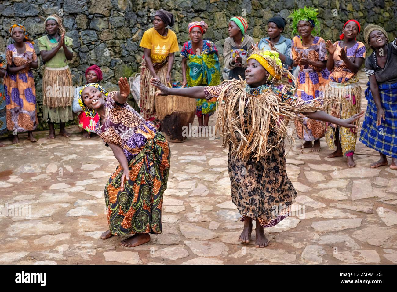 La gente di Echuya Batwa, spesso conosciuta come pygmies, che ballava nell'Uganda sudoccidentale. Foto Stock