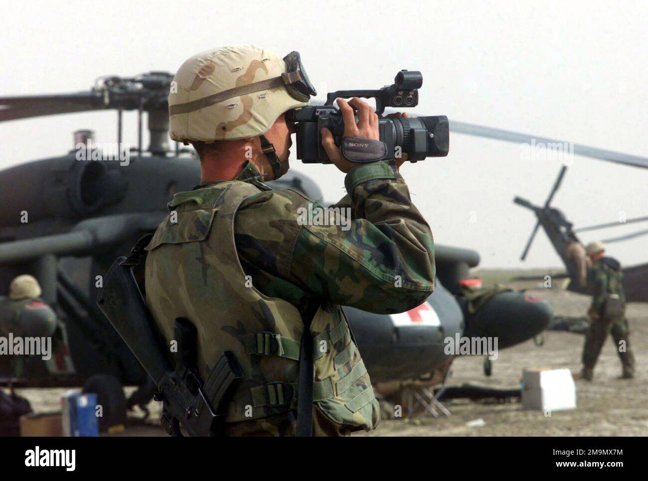 US Marine Corps (USMC) Lance Corporal (LCPL) Patrick Pressdee, un videografo assegnato a 1st Marine Division, quartier generale Battaglione, Combat Camera documenta azione un luogo non identificato in Iraq, durante l'operazione IRACHENA LIBERTÀ. Soggetto operativo/Serie: LIBERTÀ IRACHENA Paese: Iraq (IRQ) Foto Stock