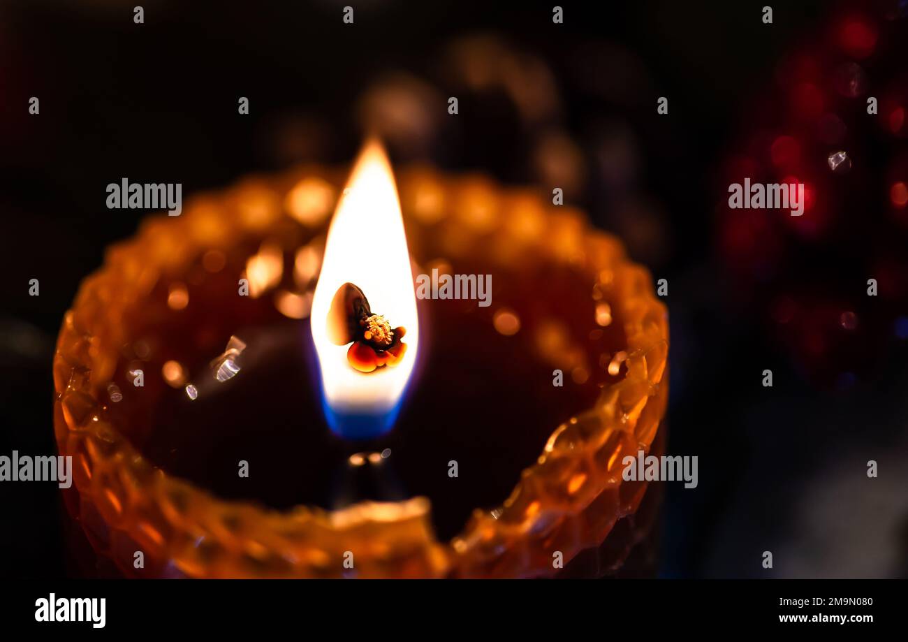 Candela di cera bruciante sulla tavola di Natale festivo Foto Stock